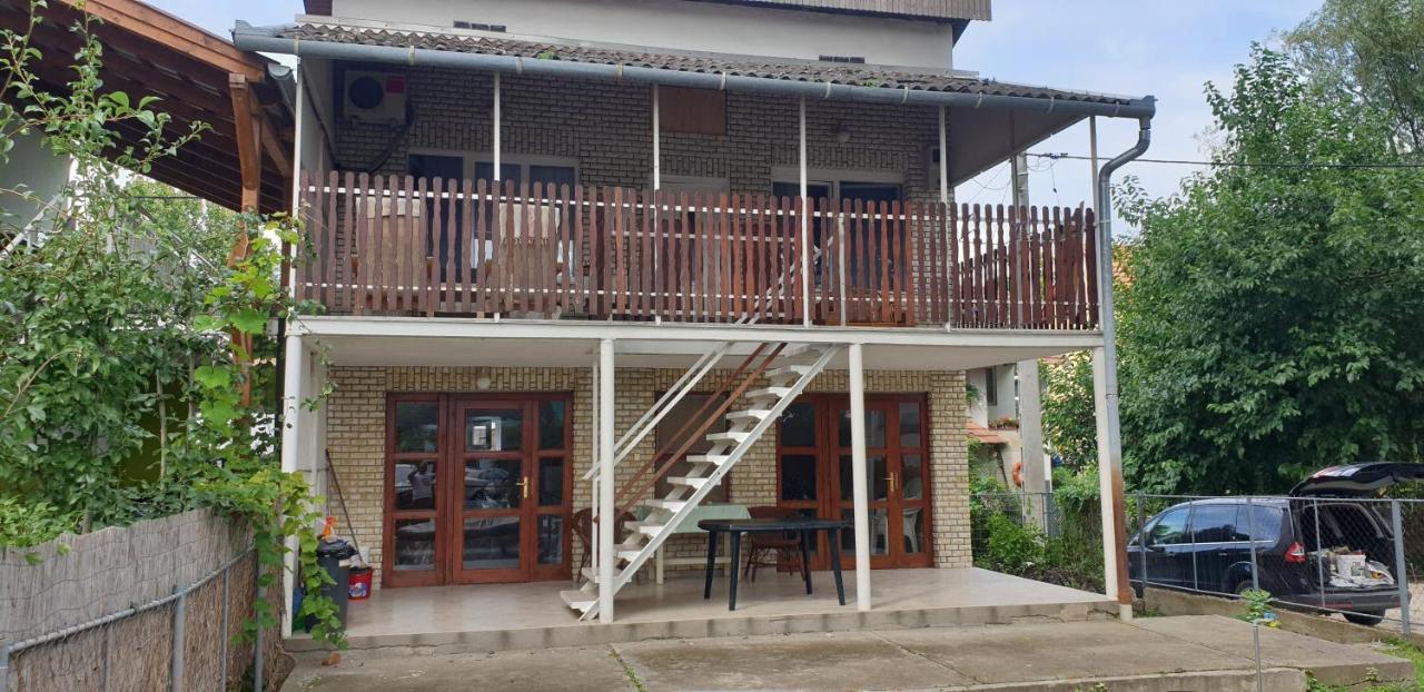 Villa Sarga311 Ueduelohaz Szegedin Exterior foto