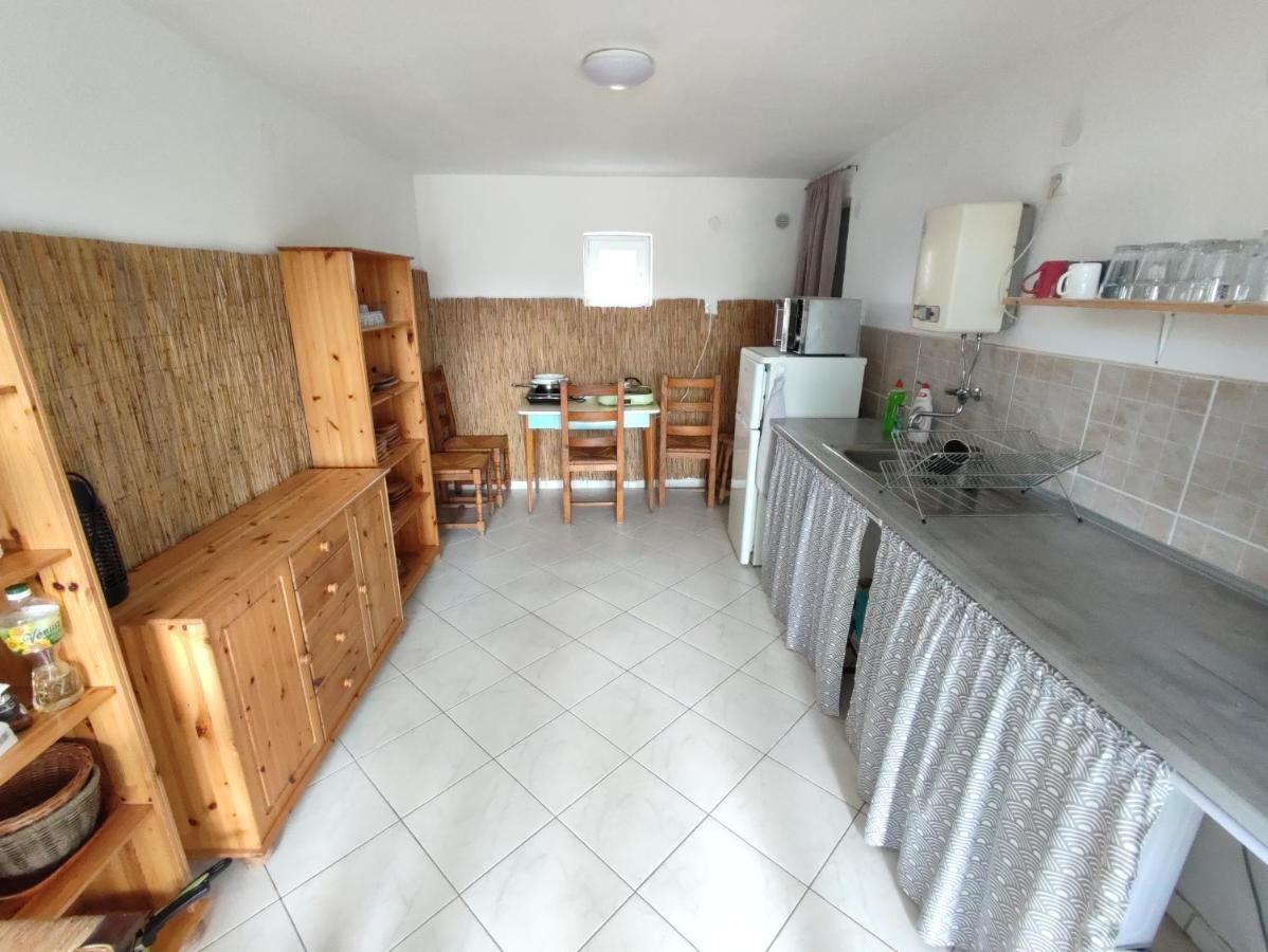 Villa Sarga311 Ueduelohaz Szegedin Exterior foto