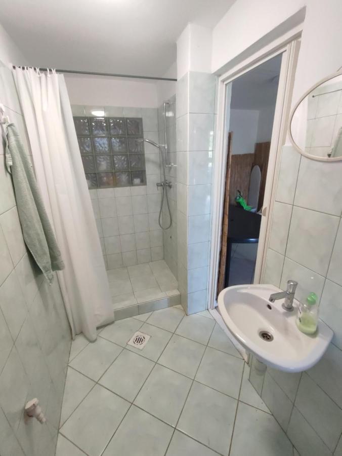 Villa Sarga311 Ueduelohaz Szegedin Exterior foto